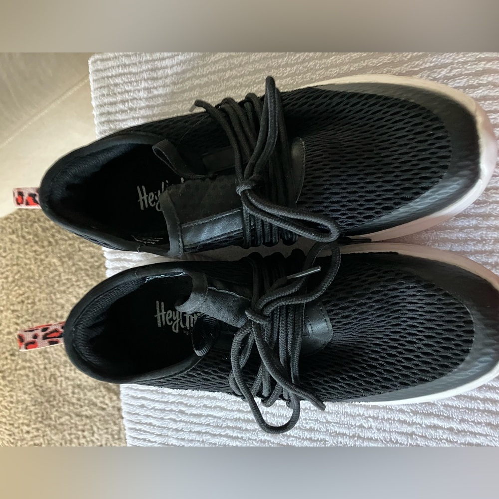 Black Athletic Shoes with Breathable Mesh Design